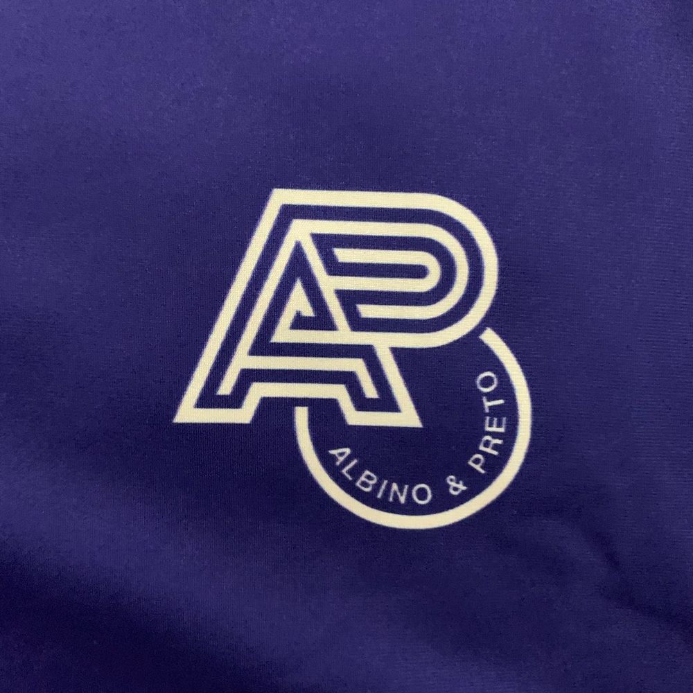 Purple Albino and Preto rash guard